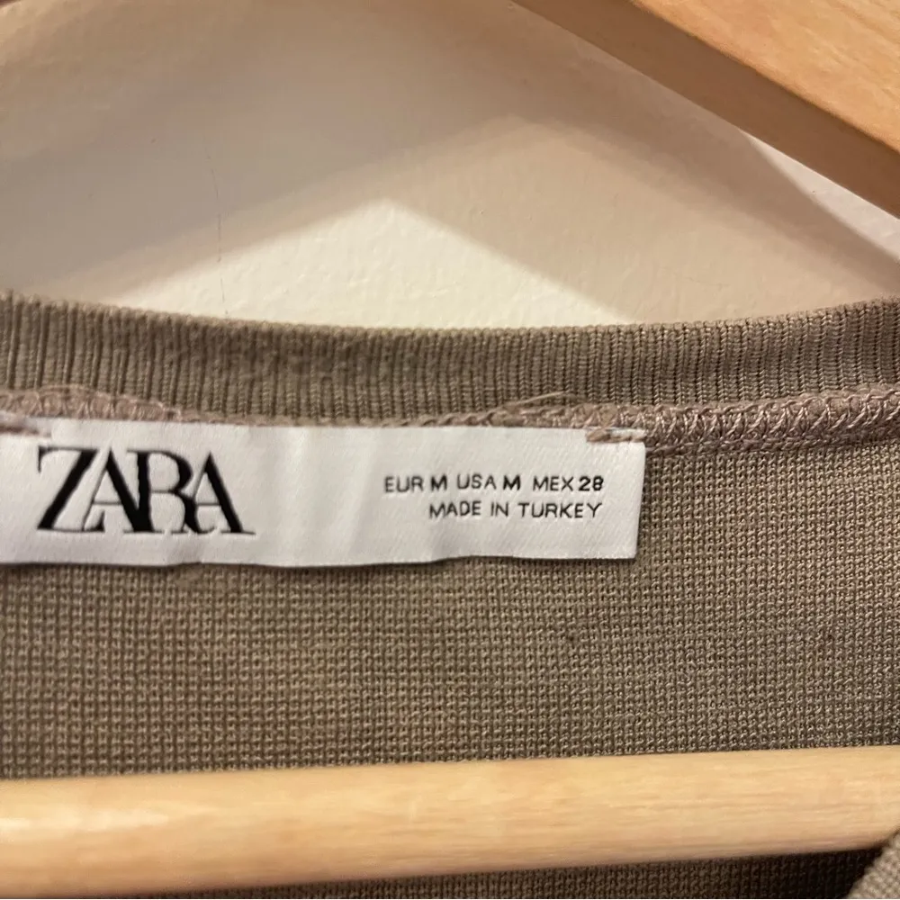 Zara Size M Cut Out Cropped Long Sleeve - Image 3
