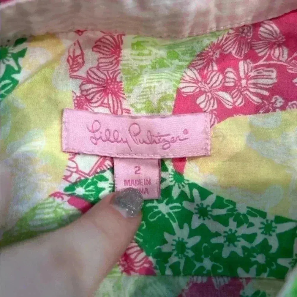 Lilly Pulitzer long sleeve button up blouse in size 2 - Image 5