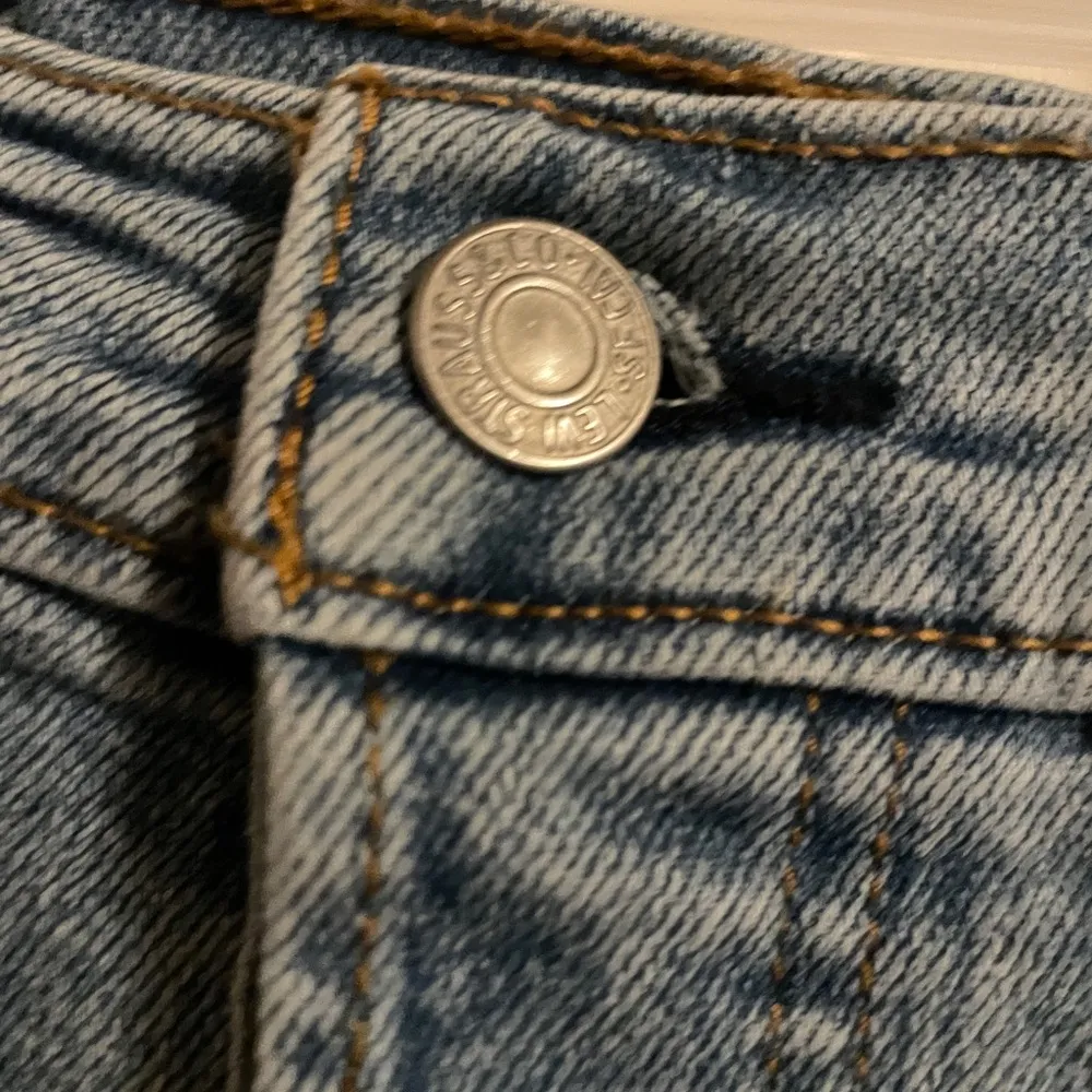 Levi’s Wedgie Straight Distress Button Up Raw Hem Denim Jeans Size 27 Light Wash - Image 5