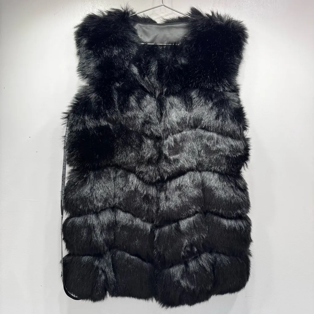 Black Faux Fur Vest by Boohoo Quilted Hook & Eye Closure Glam Mobwife City Chic - Image 4