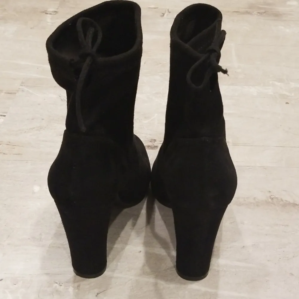 Charles David 💕💕 Black Microsuede Heel Booties - Image 4