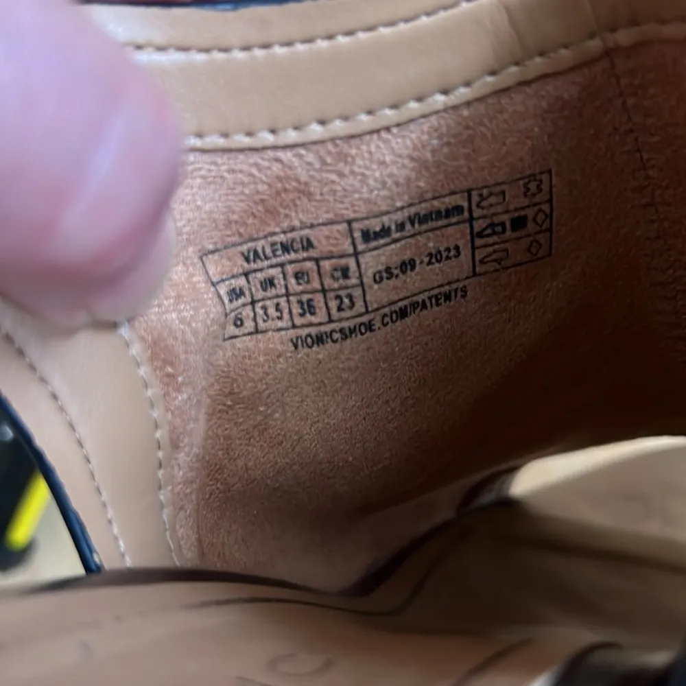 Vionic Valencia Sandal Black Leather Open Toe Size 6 Comfort Velcro - Image 4