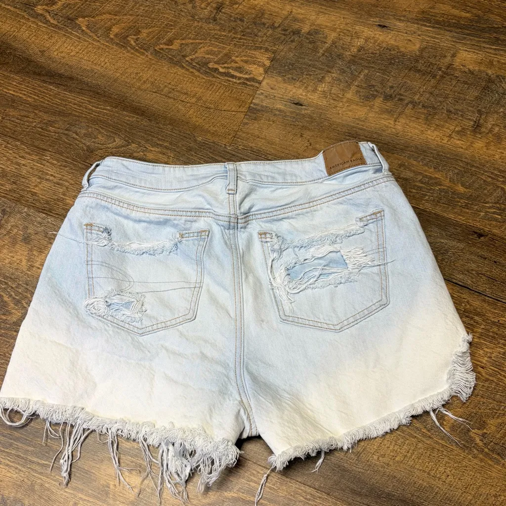American Eagle Mom Shorts Womens 6 Blue High Rise Light Wash Denim Cutoff - Image 5