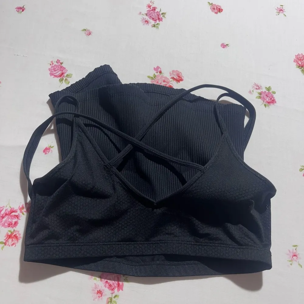 Women's Black Ribbed crisscross back tank top built in bra Size Medium - Image 5