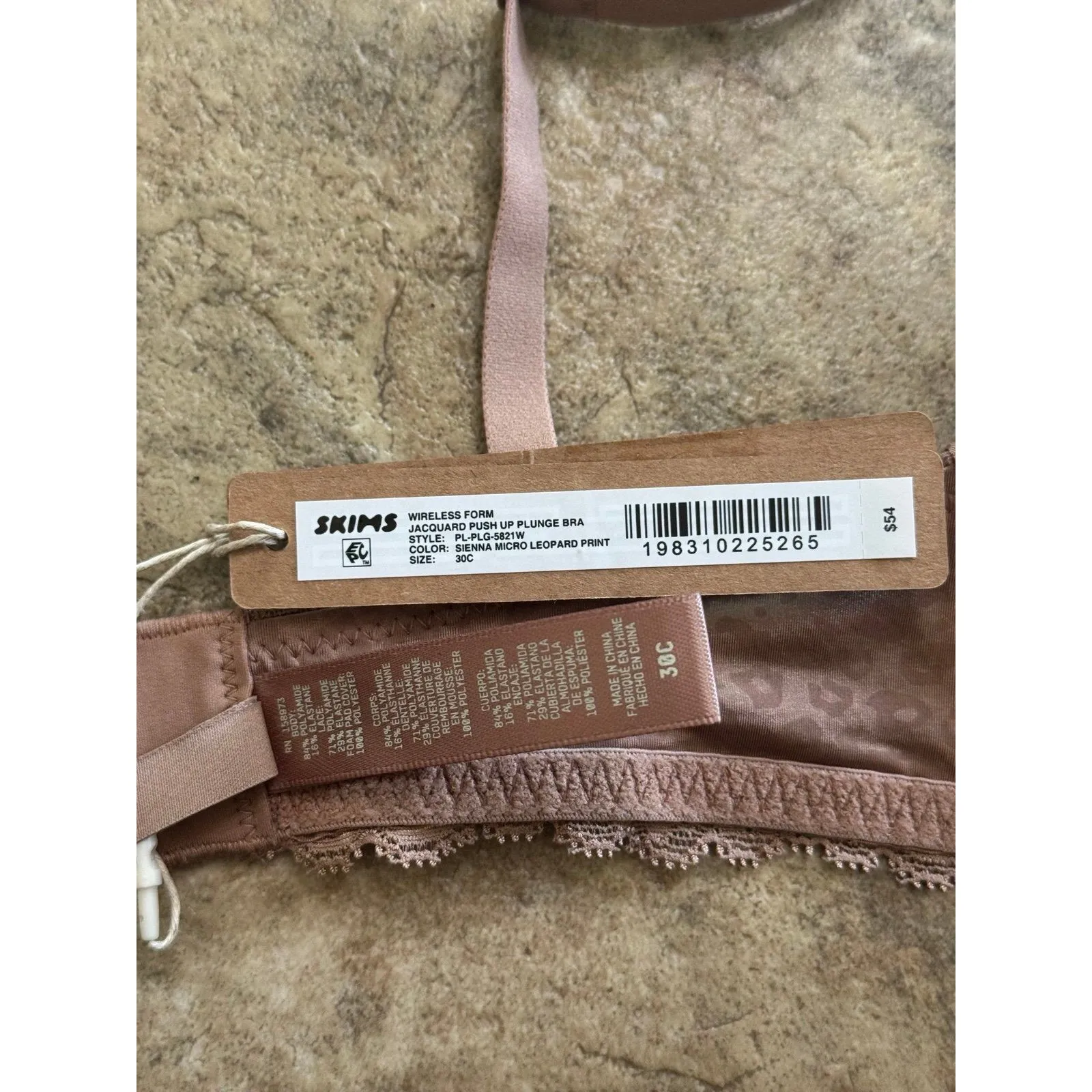 Skims Wireless Form Jacquard Push Up Plunge Bra
Sienna Micro Leopard Print 30C - Image 9