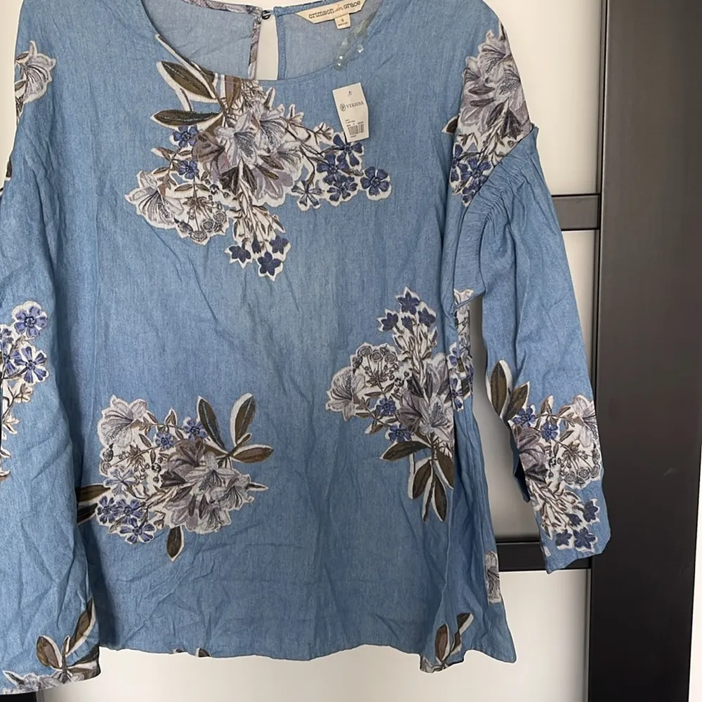 Crimson Grace OVERSIZED Light Wash Denim Floral Top NWT Blue Size undefined - Image 2