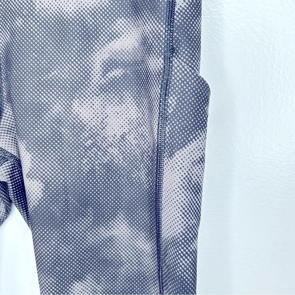 Athleta Ultimate Stash Pocket Printed Capri in Digital Grey Size S - Image 8