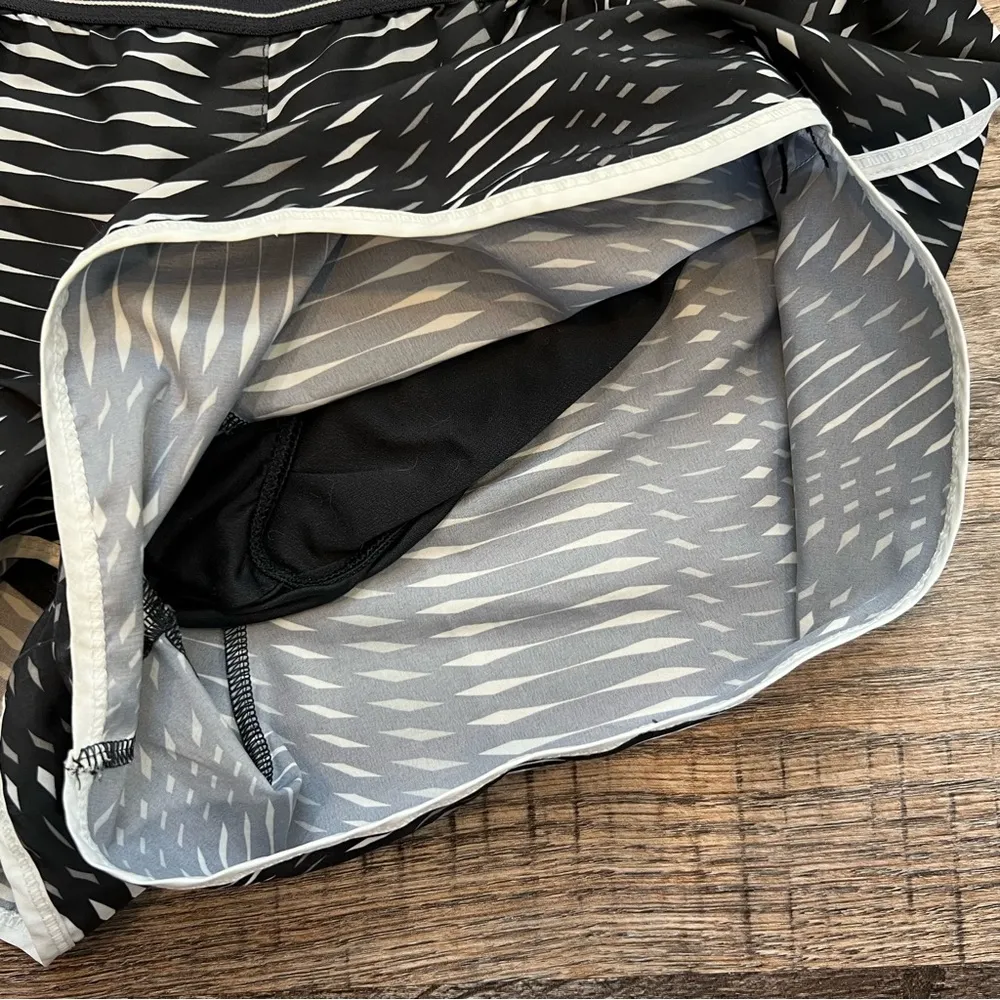 Under Armour Black Running Shorts with Liner Small - Image 2