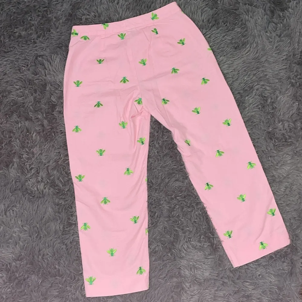 Vintage Lilly Pulitzer Cropped Pants with Embroidered Bees - Image 4