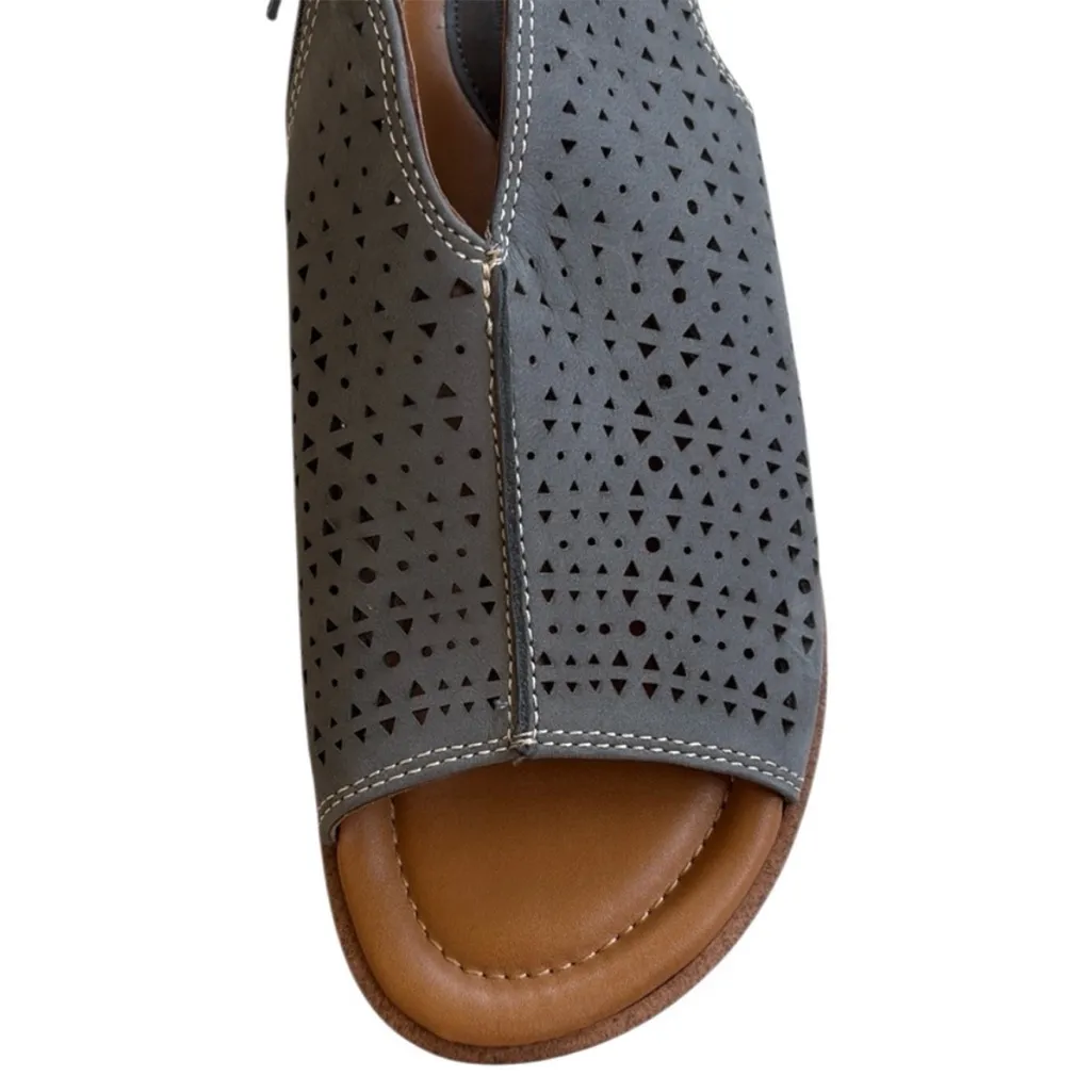 Like New Comfortiva Leather Delsie Sandals Size
9 Retail $120.00 - Image 3