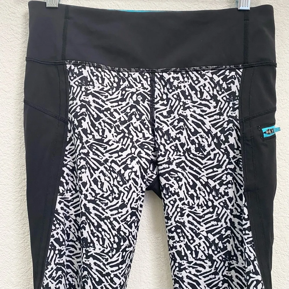 LULULEMON Run: Top Speed Crop Mini Brushed Animal Black & White Crop Pant Size 6 - Image 8