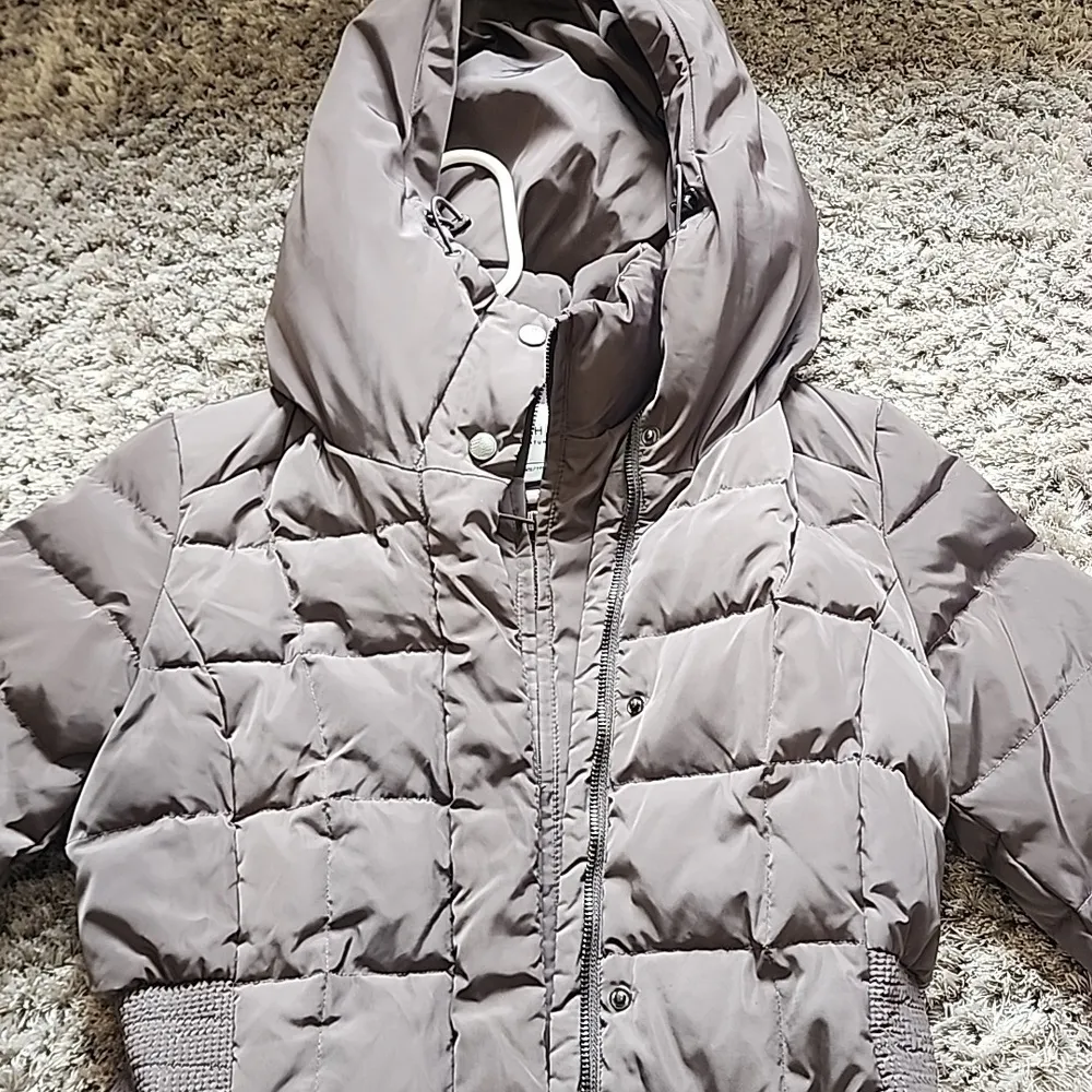 Cole Haan Women's Taffeta Down Coat with Bib Front and Dramatic Hood Size XS - Image 7