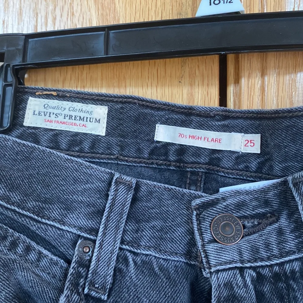 High-waisted black flare levi’s - Image 2