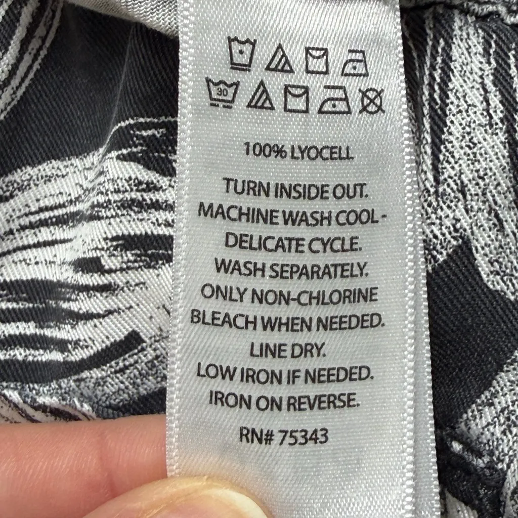 C&C California Black and White Leaf Print High Waist Shorts - Image 5