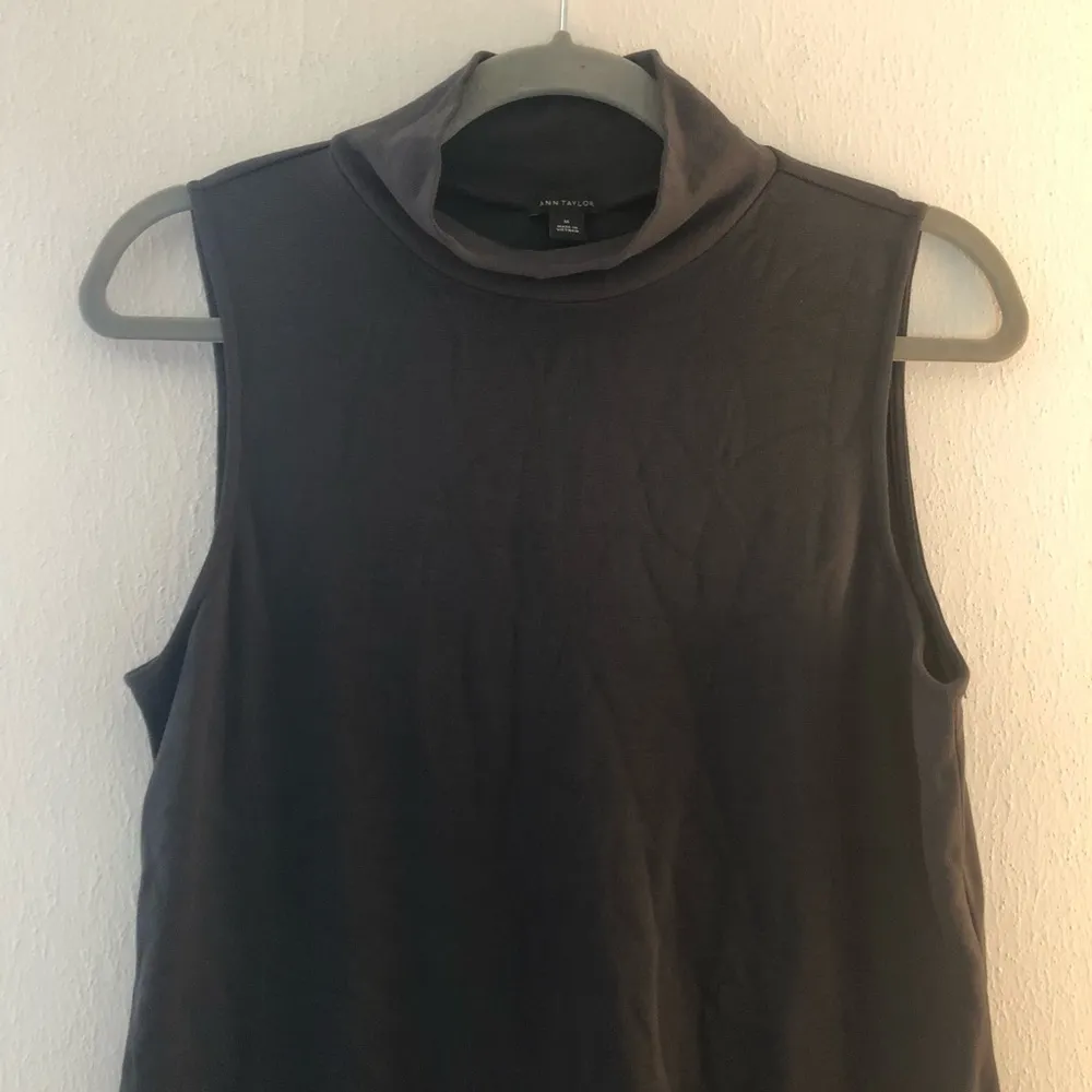Ann Taylor Shell Navy Blue Mock Turtleneck Sleeveless Top Sz M EUC - Image 2