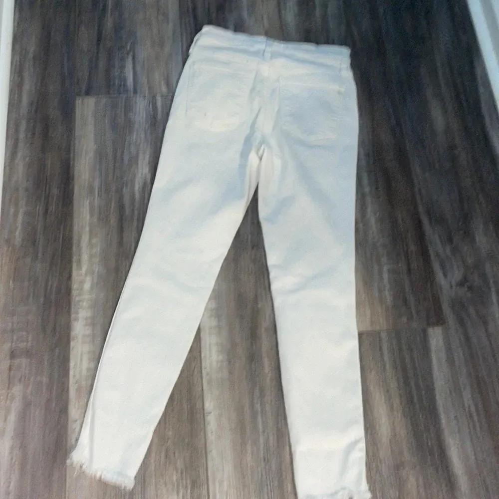 Madewell 10" High-Rise Skinny Crop Jeans in Pure White: Button-Front Edition 26 - Image 5