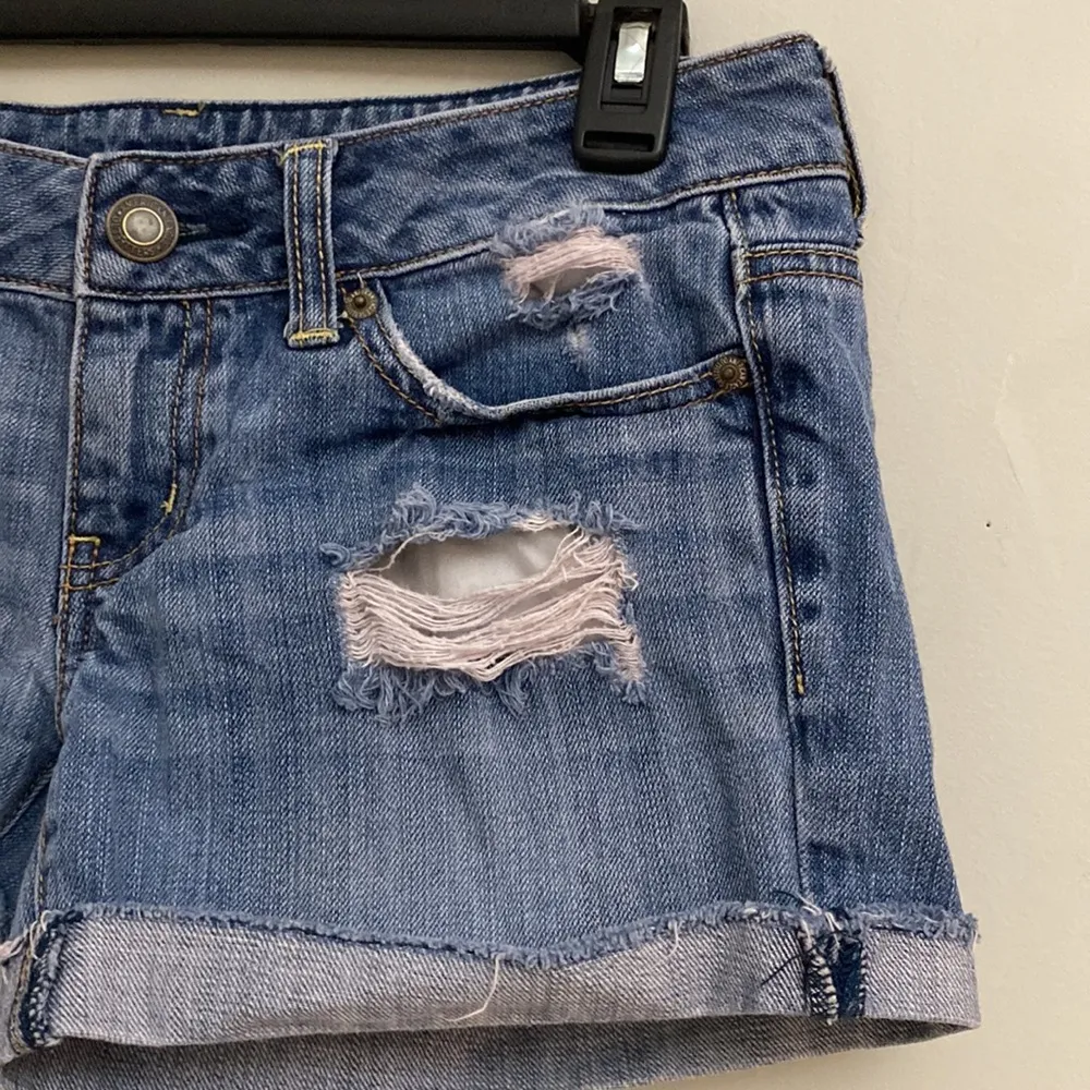 American Eagle Outfitters women’s zip Pockets denim blue distressed shorts size2 - Image 2