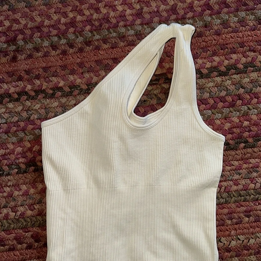 OQQ CREAM SEAMLESS ONE SHOULDER CUT OUT BODYSUIT - Image 3