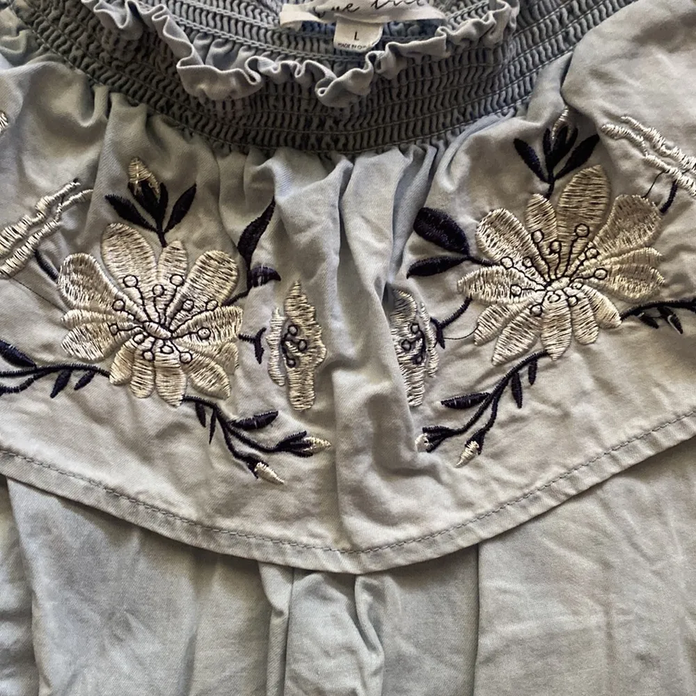 Love Tree women’s embroidered chambray floral sleeveless ruffle top, size large - Image 3