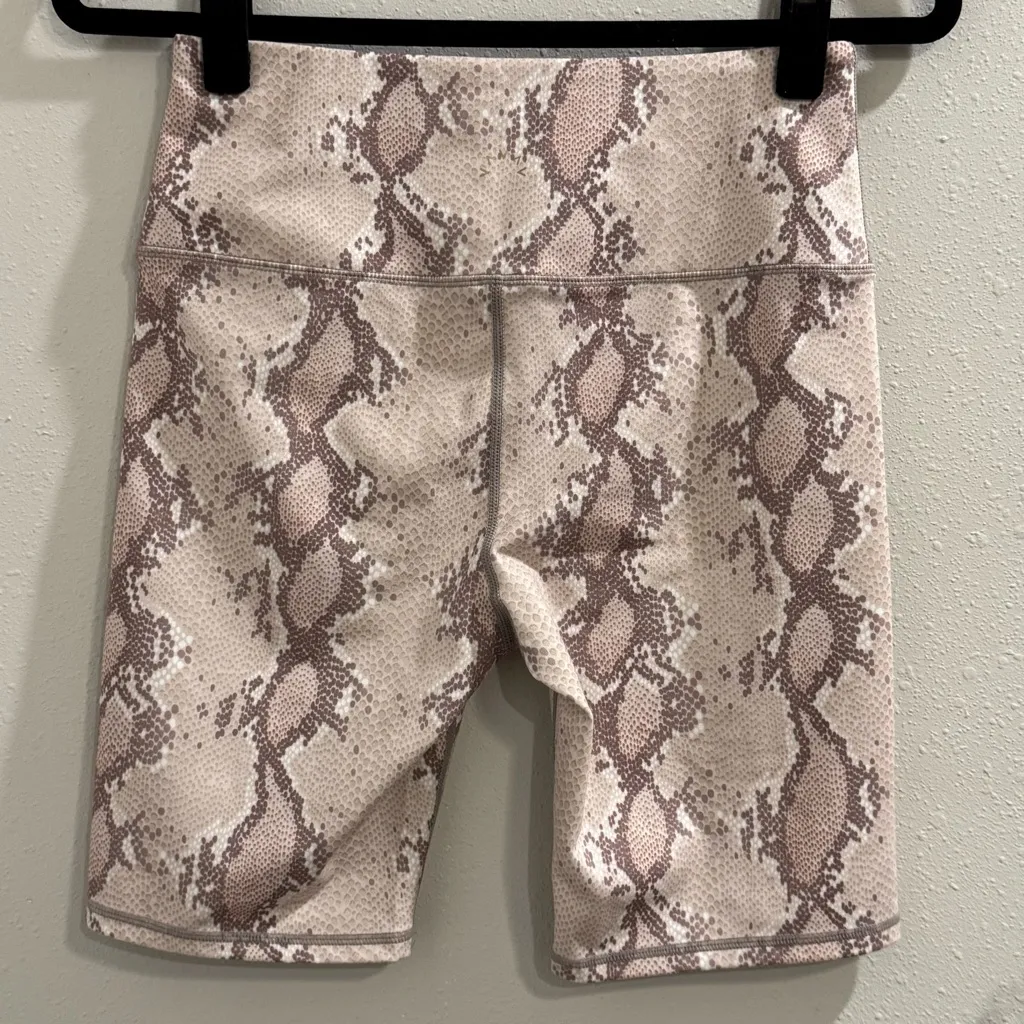 Varley Women’s Medium Champagne Snake Albury 8”Biker Shorts Athletic Performance - Image 2
