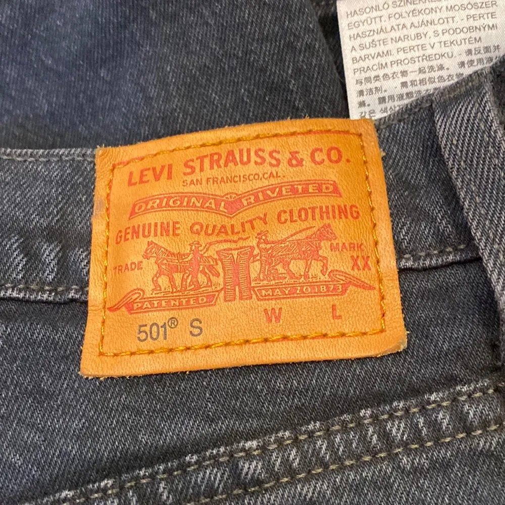 Levi’s Women’s Black 501 Distressed High Rise Denim Jeans EUC Sz 28 Short Cotton - Image 16