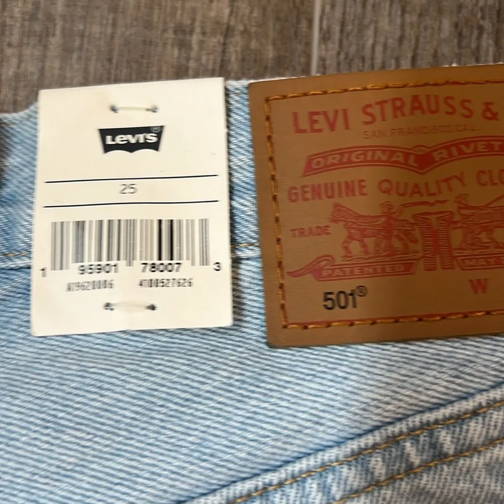 NWT levi shorts size 25 light washed distressed in front - Image 3