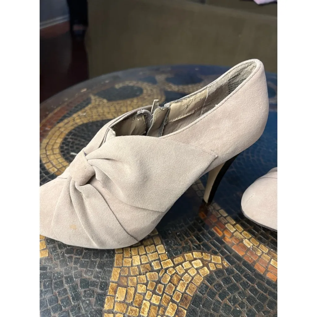 Madden Girl Taupe Faux Suede Knotted Bow Heels Women's Size 7 Slip-On Pumps - Image 6