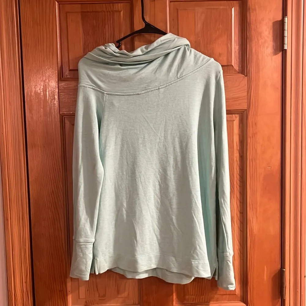 Lilly Pulitzer Belinda off the shoulder pullover size medium. - Image 4