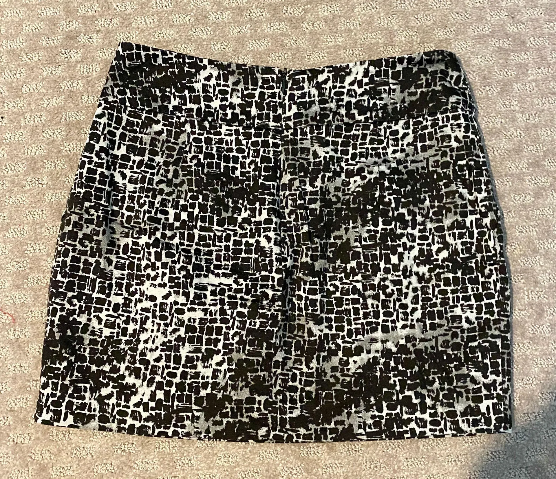 NWOT  mini skirt with front pockets. Sz S - Image 2