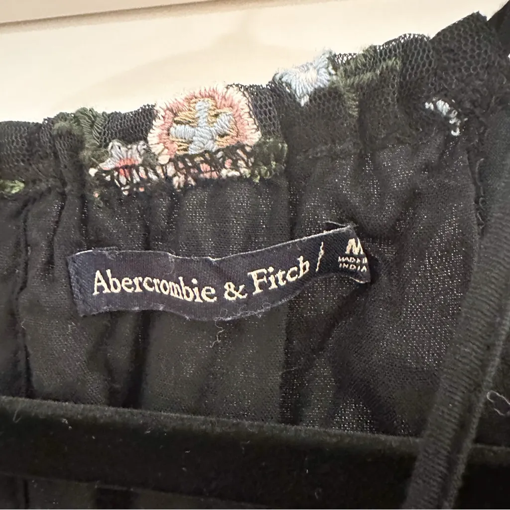Abercrombie & Fitch Floral Mesh Halter Neck Blouse Top Black sz Medium - Image 6