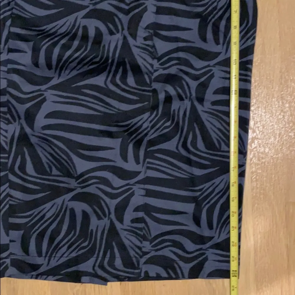 Vintage H&M High-Waisted Pencil Skirt with Button Front, Sz 6 Black Light purple - Image 7