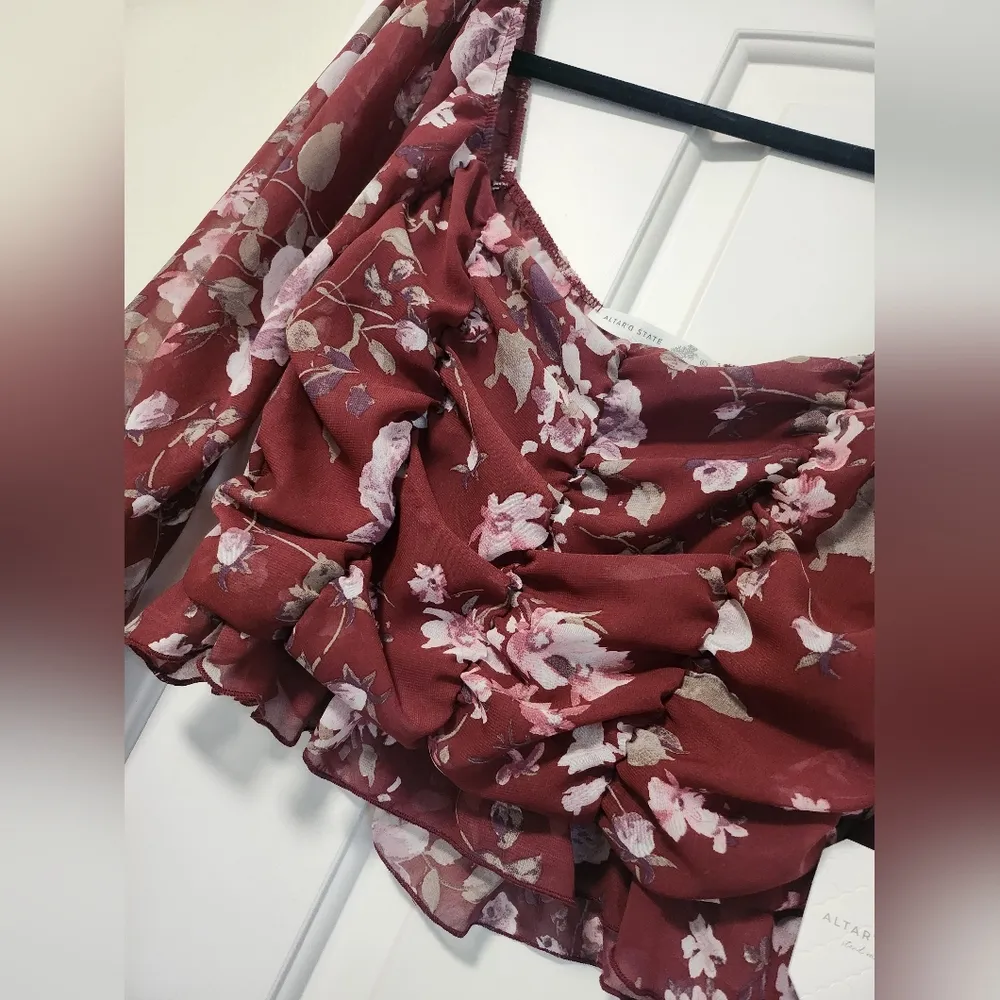 NWT  Floral top  Fitted, Cropped Closure Size L - Image 7