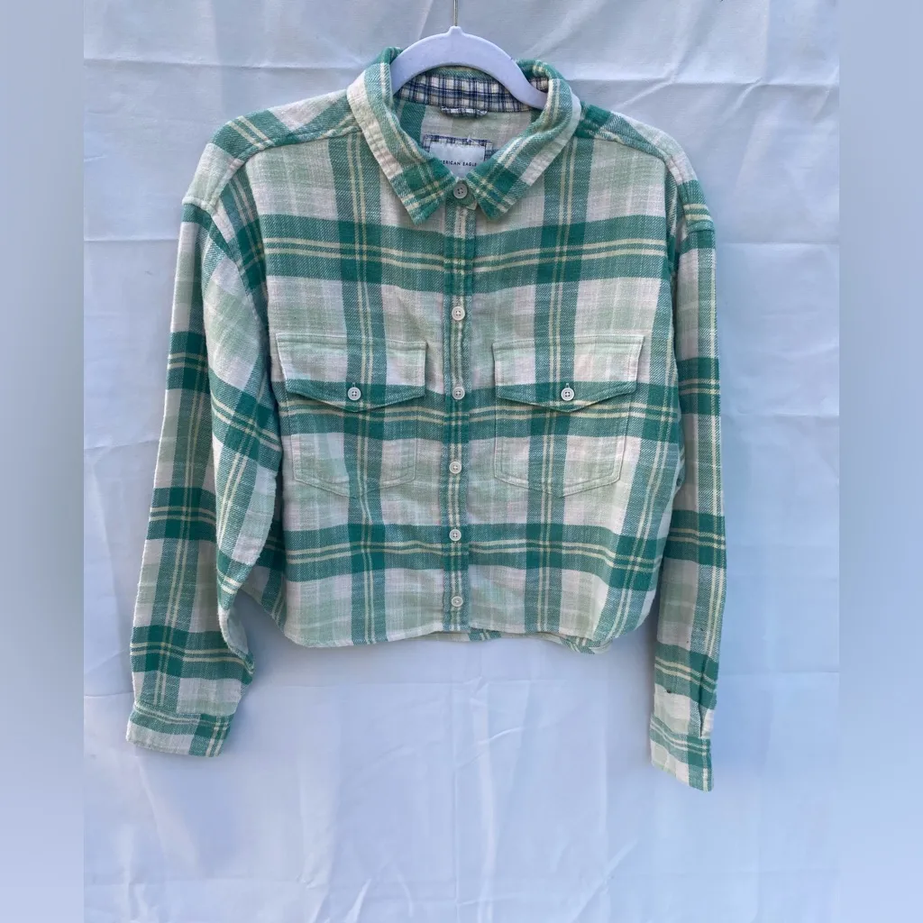 AE Cozy Cropped Flannel Shirt Size M in a mint Green & Creme Plaid Pattern - Image 4