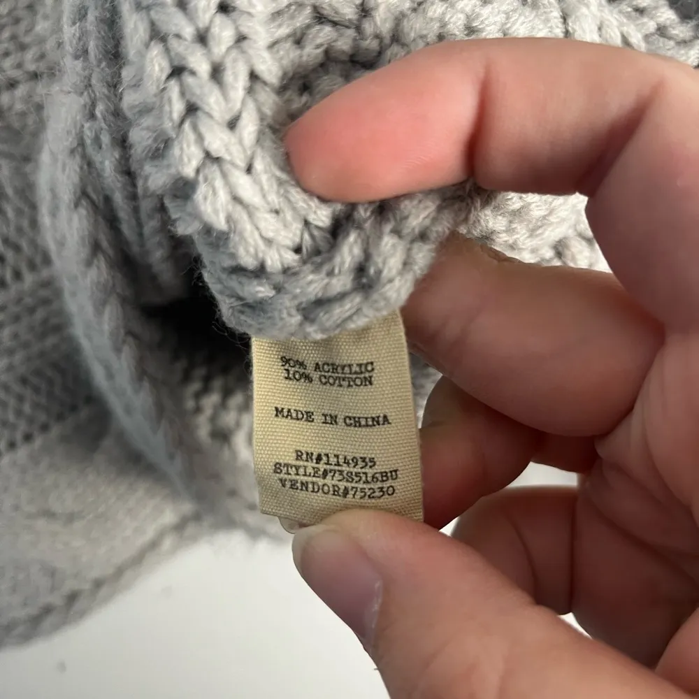 Gimmicks by BKE Grey cable knit sweater size small - Image 3