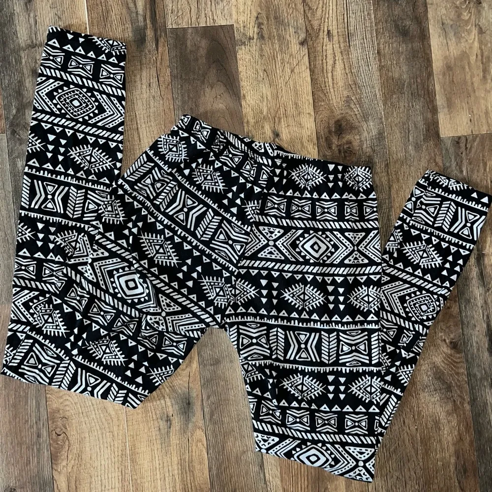 Bobbie & Brooks Black and White Leggings - Image 2