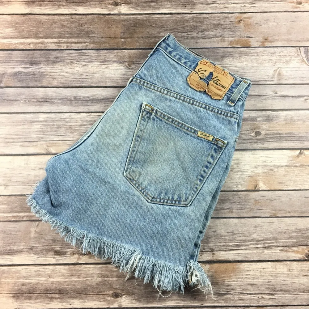 VTG LEVIS LIGHT WASH HIGH RISE FRAYED CUTOFF SHORTS Blue Size 30 - Image 3