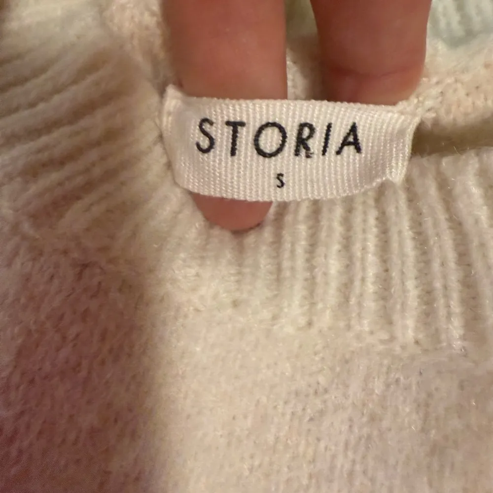 Storia White Crew Neck Sweater with Fuzzy Accents - Image 4