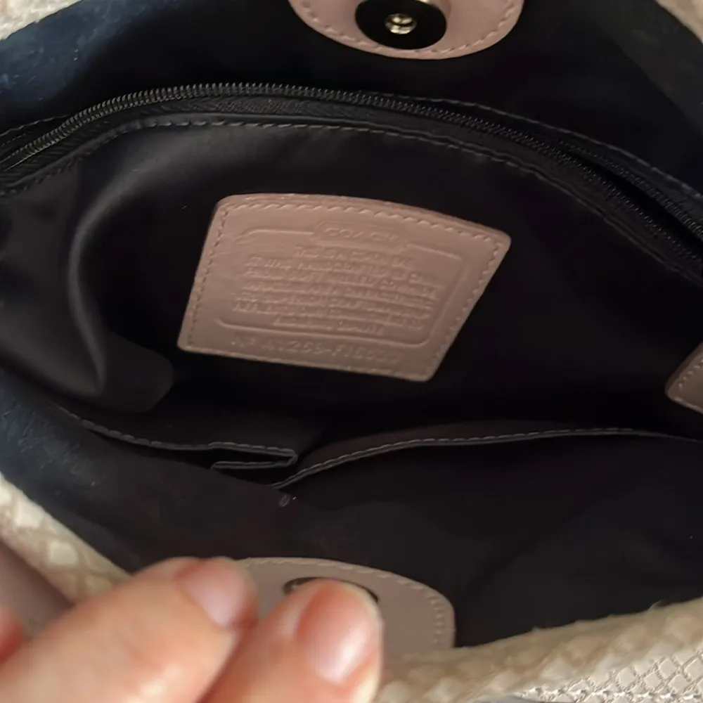 Vintage lavender  shoulder bag in leather. GUC. - Image 4