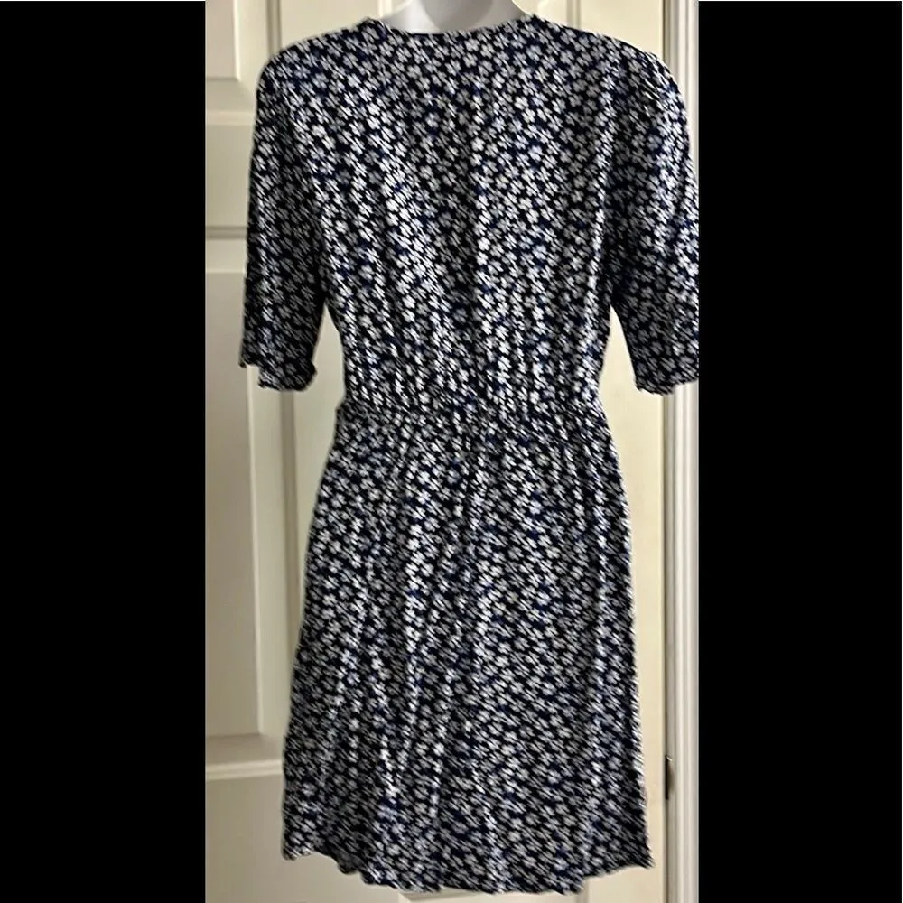 Old Navy Blue and White V-Neck Floral Wrap Dress- Small - Image 7