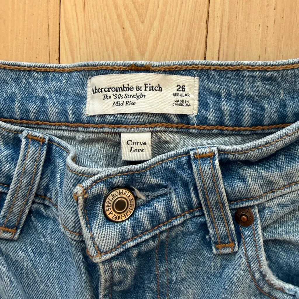 Abercrombie & Fitch 90s Straight denim jeans in a light wash with a raw hem! - Image 5