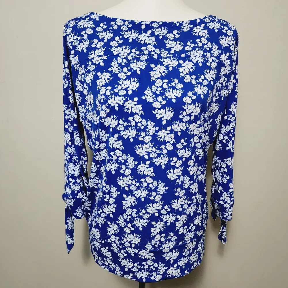 The Limited blue white floral cutout sleeve blouse size medium - Image 2