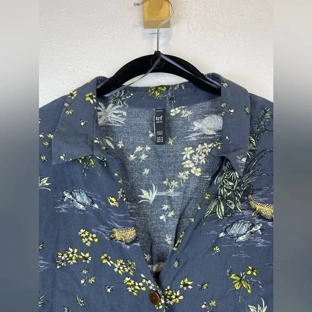 𝅺ZARA Button Down Shirt Blue V-Neck Size M Crop Floral Animals Long Sleeves - Image 4