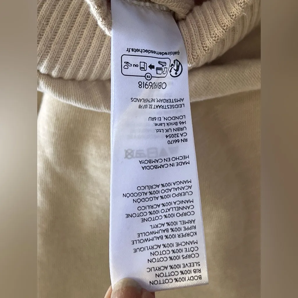 Urban Outfitters  cropped sweatshirt with cable-knit detailing on the sleeves. - Image 9