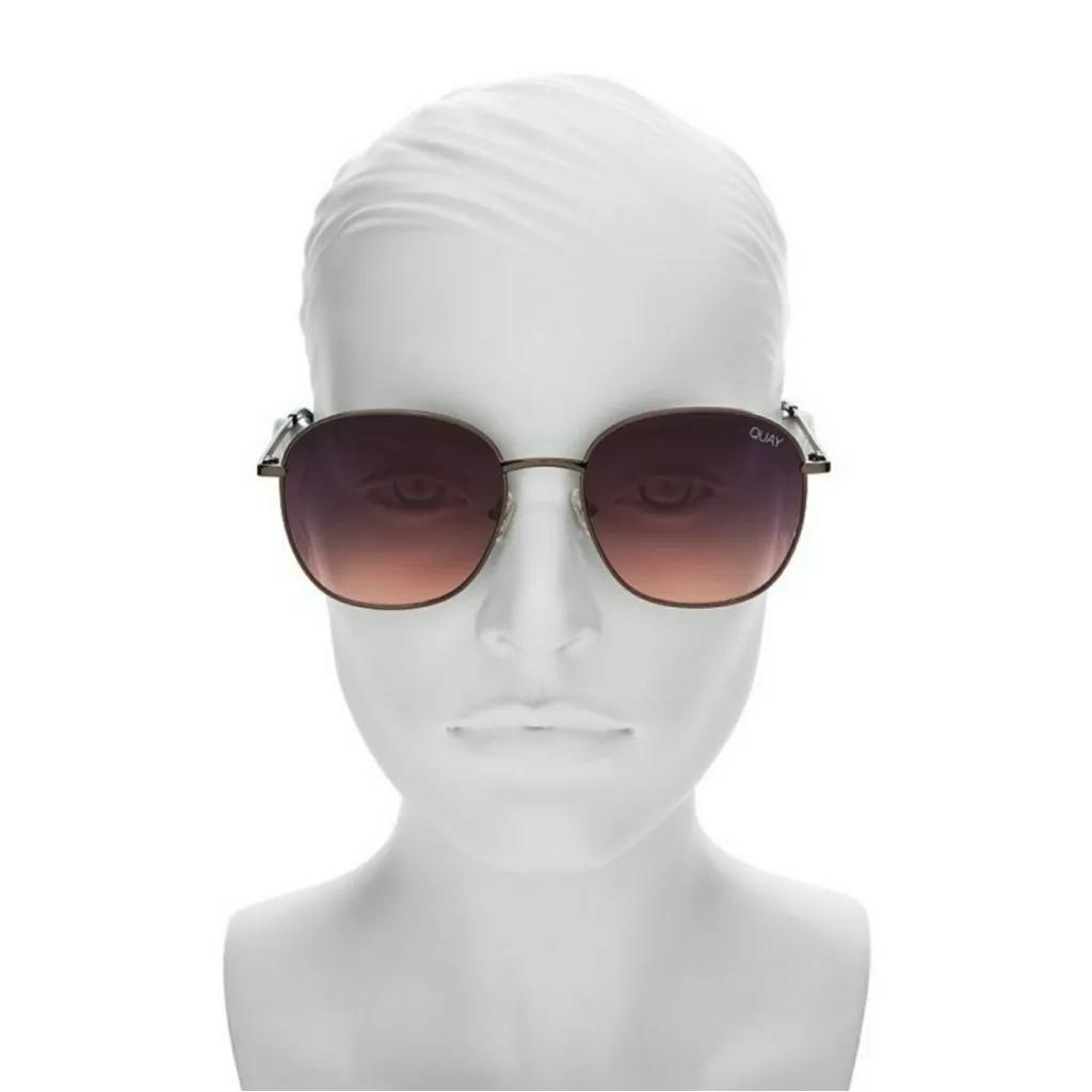 Quay Australia - Jezabell Sunglasses in Gunmetal/ Navy to Peach Lens new in case - Image 6