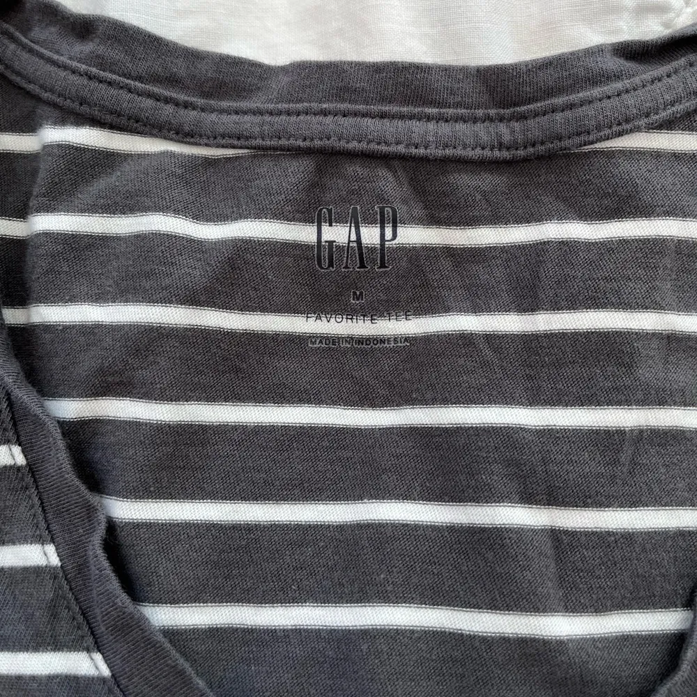 Like new: GAP favorite tee V neck T shirt - Image 2
