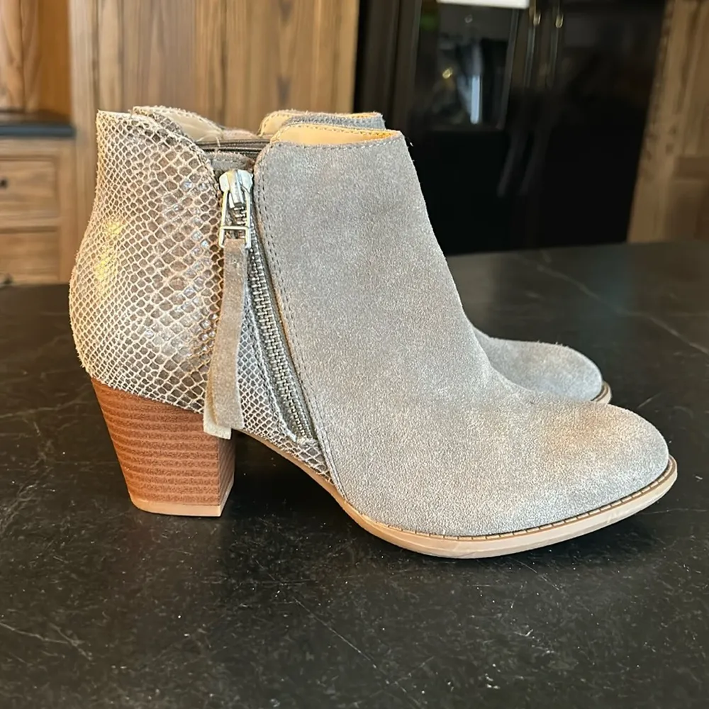 Vionic | Anne 322 Tan Snakeskin Block Heel Booties‎ Size 6 - Image 3