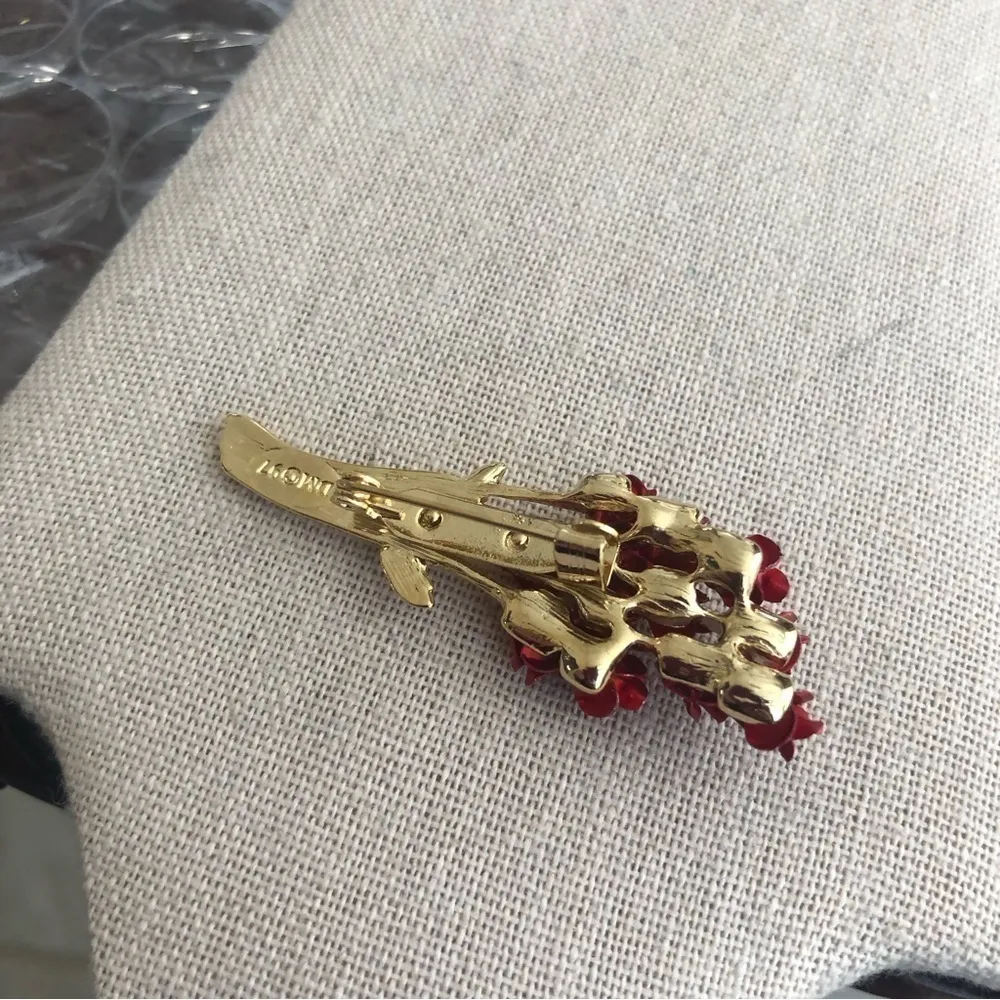 Vintage Avon Jewelry DM97 Gold Tone Dozen Enamel Red Roses Brooch Pin - Image 3