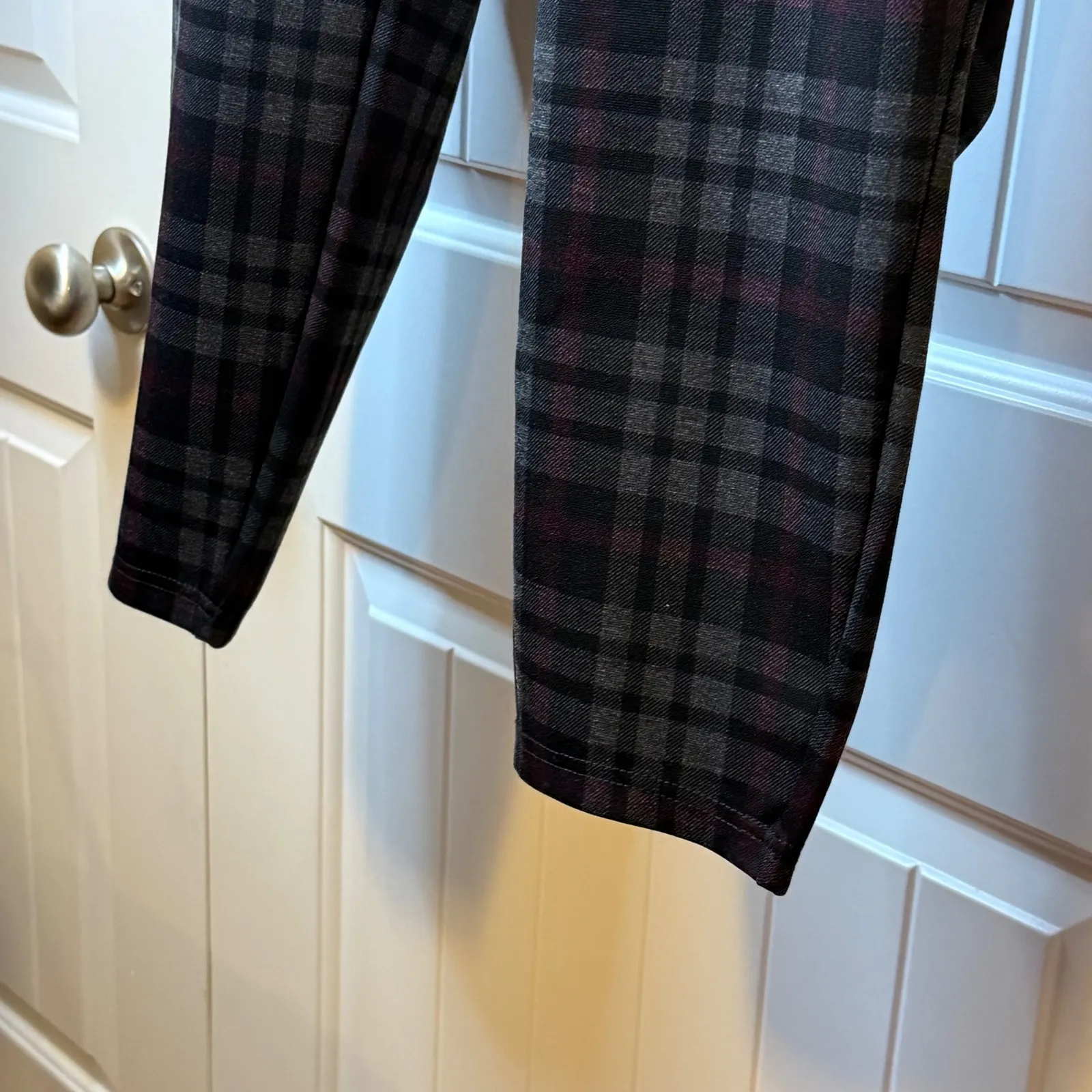 Maurices‎ Plaid Pants Women's 24W Short Black Grey Red Slim Fit Leggings # - Image 4