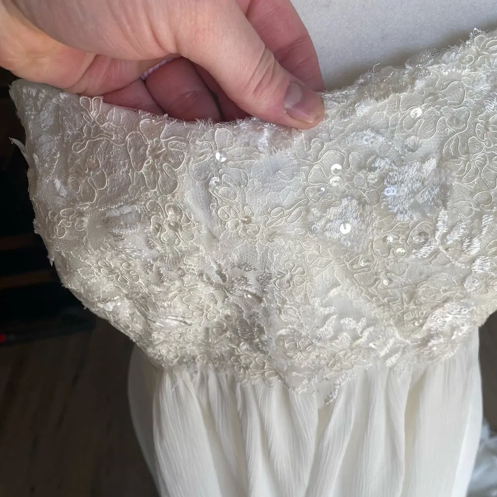 NWT David's Bridal Ivory Empire Crinkle Chiffon Gown with Lace Applique Size 10 - Image 5