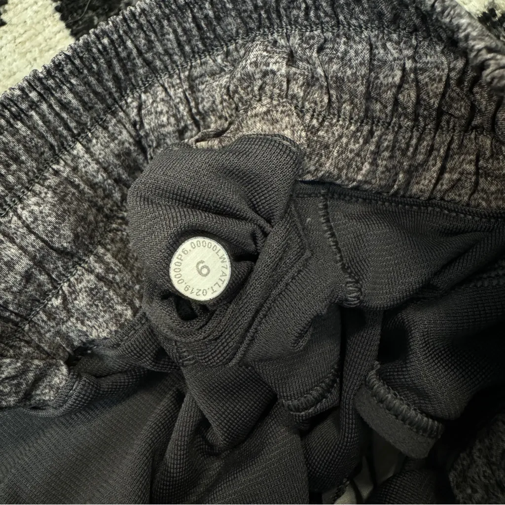 Lululemon Hotty Hot Short II *Long 4" Heather Lux Multi Black size 6 W7ATLT - Image 9